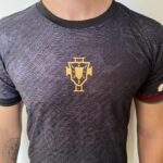 Camisa Portugal 2024 Versão Jogador - Cristiano Ronaldo 7 - Edição Especial GOAT Comma The Siu - Preta - Imagem 2