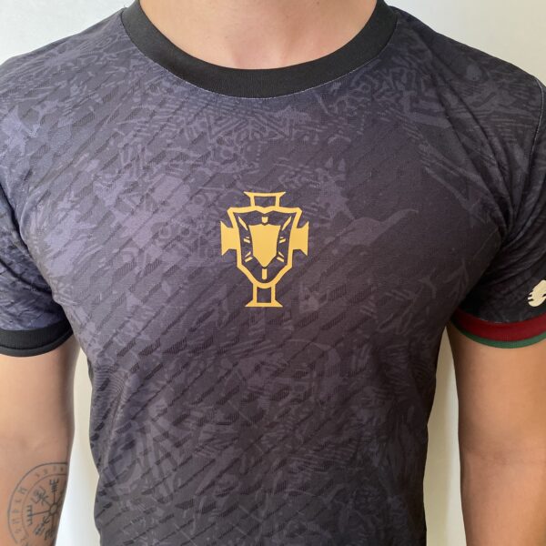 Camisa Portugal 2024 Versão Jogador - Cristiano Ronaldo 7 - Edição Especial GOAT Comma The Siu - Preta - Imagem 2