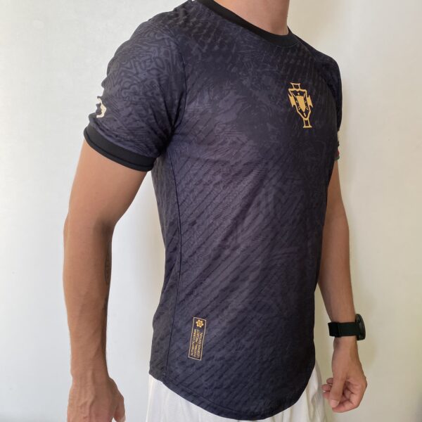 Camisa Portugal 2024 Versão Jogador - Cristiano Ronaldo 7 - Edição Especial GOAT Comma The Siu - Preta - Imagem 4