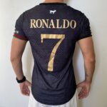 Camisa Portugal 2024 Versão Jogador - Cristiano Ronaldo 7 - Edição Especial GOAT Comma The Siu - Preta - Imagem 7