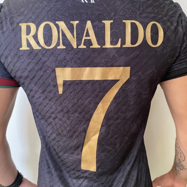 Camisa Portugal 2024 Versão Jogador - Cristiano Ronaldo 7 - Edição Especial GOAT Comma The Siu - Preta - Imagem 8