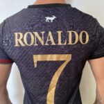Camisa Portugal 2024 Versão Jogador - Cristiano Ronaldo 7 - Edição Especial GOAT Comma The Siu - Preta - Imagem 9