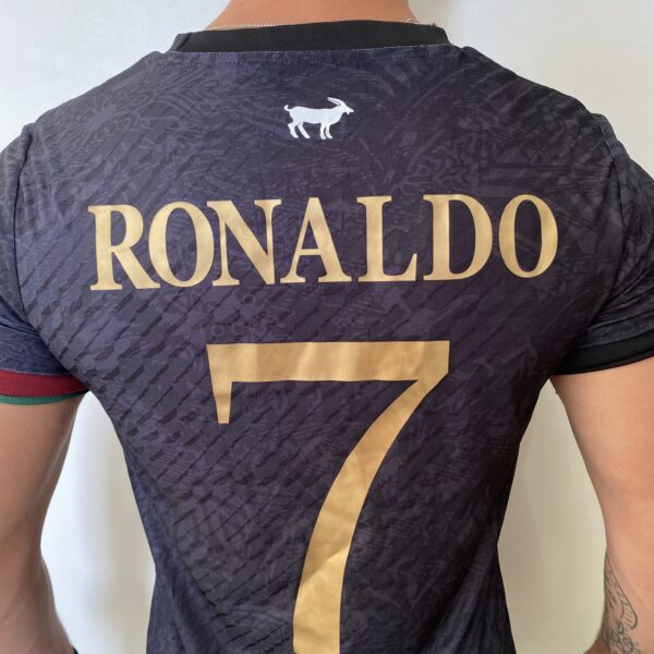 Camisa Portugal 2024 Versão Jogador - Cristiano Ronaldo 7 - Edição Especial GOAT Comma The Siu - Preta - Imagem 9