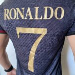 Camisa Portugal 2024 Versão Jogador - Cristiano Ronaldo 7 - Edição Especial GOAT Comma The Siu - Preta - Imagem 11