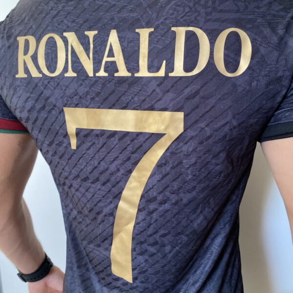 Camisa Portugal 2024 Versão Jogador - Cristiano Ronaldo 7 - Edição Especial GOAT Comma The Siu - Preta - Imagem 11