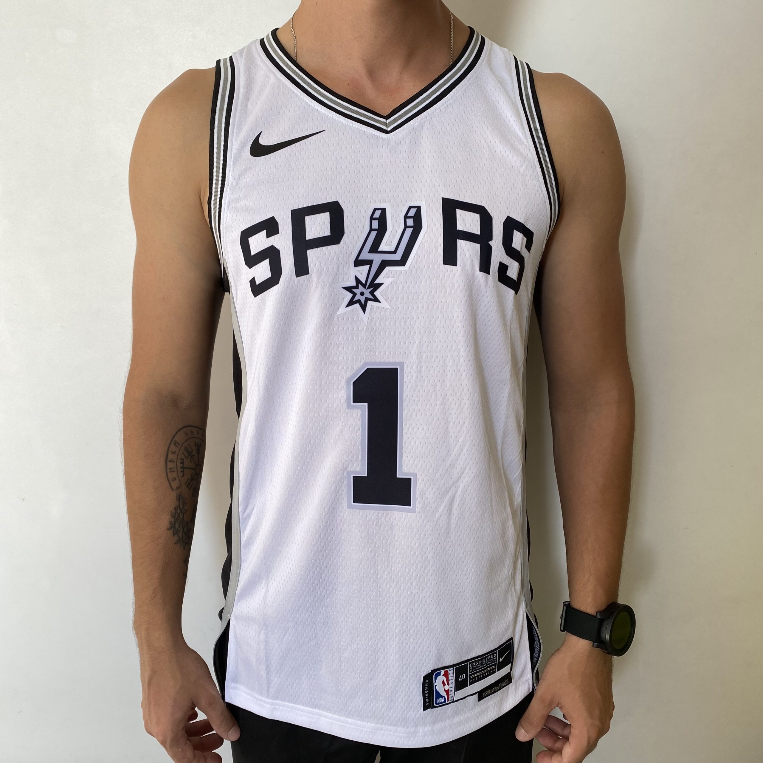 2024-04-17 15.15.33 Camiseta Regata NBA Swingman San Antonio Spurs - Victor Wembanyama 1 - Association Edition Branca - 2024 Nike - Imagem 1