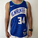 Camiseta Regata Basquete NBA – Milwaukee Bucks – Giannis Antetokounmpo 34 – City Edition 2024 – Nike – Azul