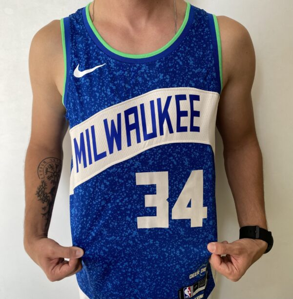 Camiseta Regata Basquete NBA – Milwaukee Bucks – Giannis Antetokounmpo 34 – City Edition 2024 – Nike – Azul - Imagem 6