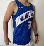 Camiseta Regata Basquete NBA – Milwaukee Bucks – Giannis Antetokounmpo 34 – City Edition 2024 – Nike – Azul - Imagem 8