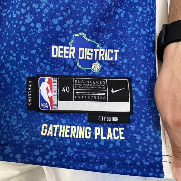 Camiseta Regata Basquete NBA – Milwaukee Bucks – Giannis Antetokounmpo 34 – City Edition 2024 – Nike – Azul - Imagem 10