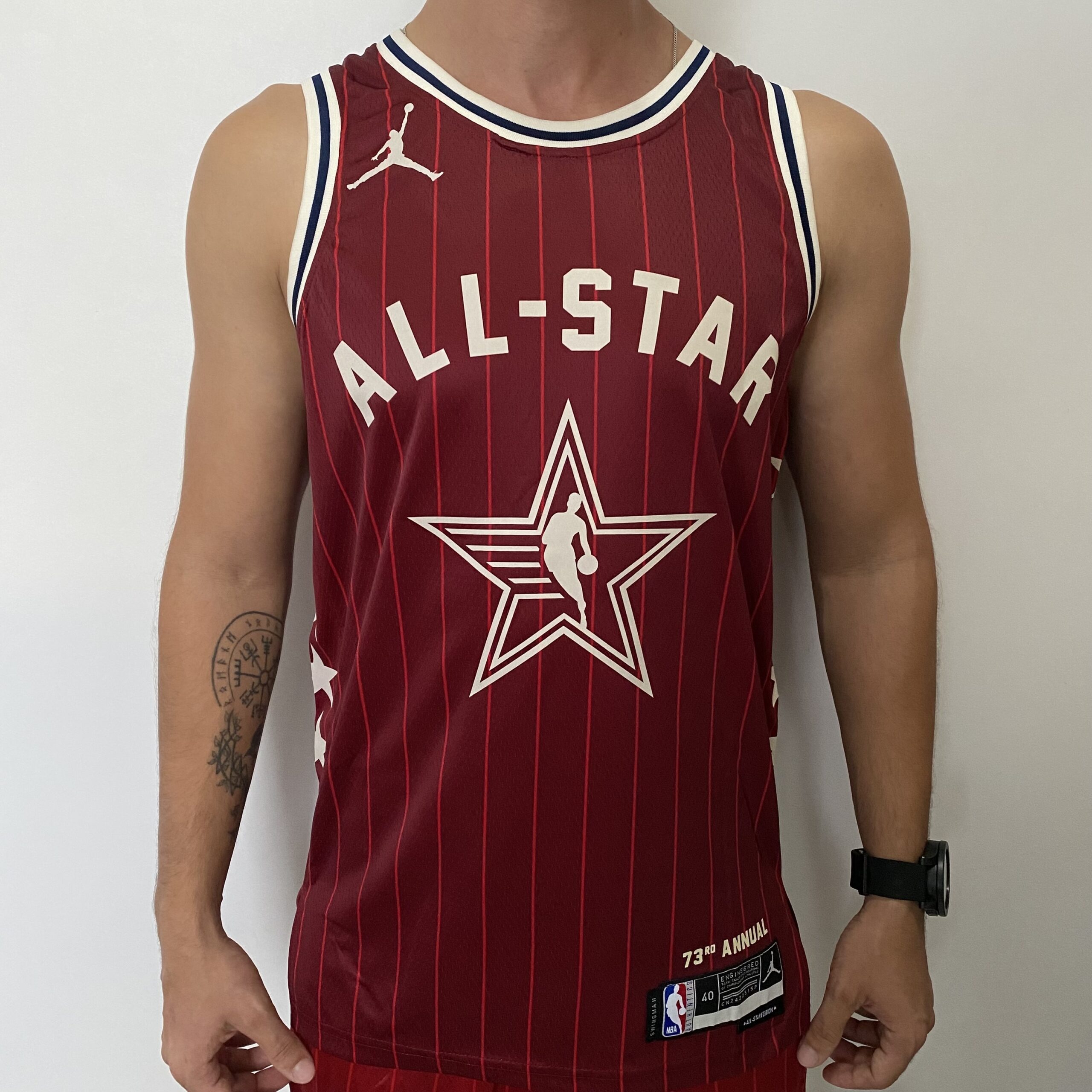 2024-05-03 16.17.51 Kit Conjunto Camiseta Regata e Bermuda Short Basquete NBA All-Star Game Time Oeste 23 LeBron James Statement Edition Jordan Vermelho 2024 - Imagem 1