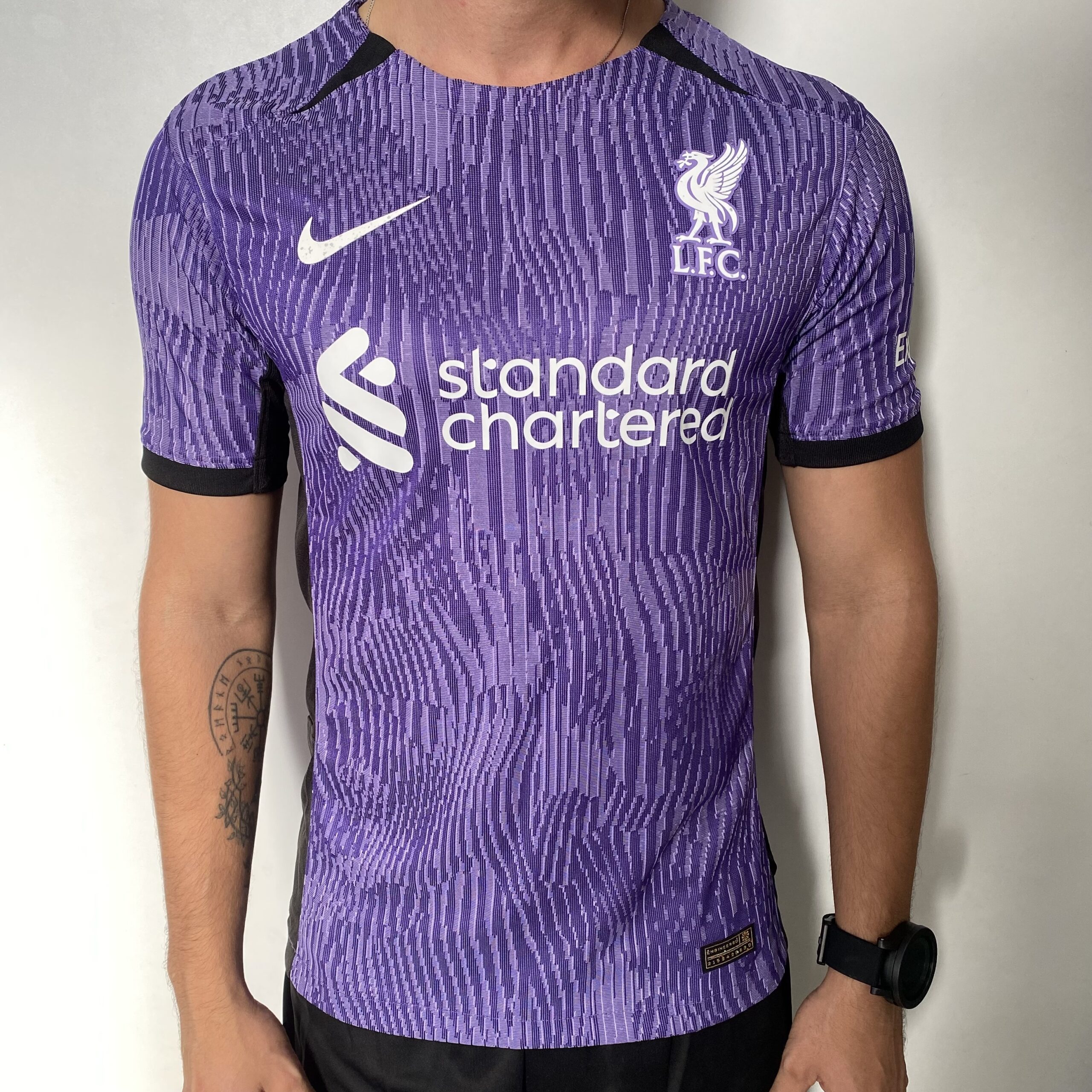 2024-05-07 15.37.49 Camisa Liverpool Third 2024 Versão Jogador Roxa Nike - Imagem 1