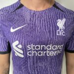 Camisa Liverpool Third 2024 Versão Jogador Roxa Nike - Imagem 2