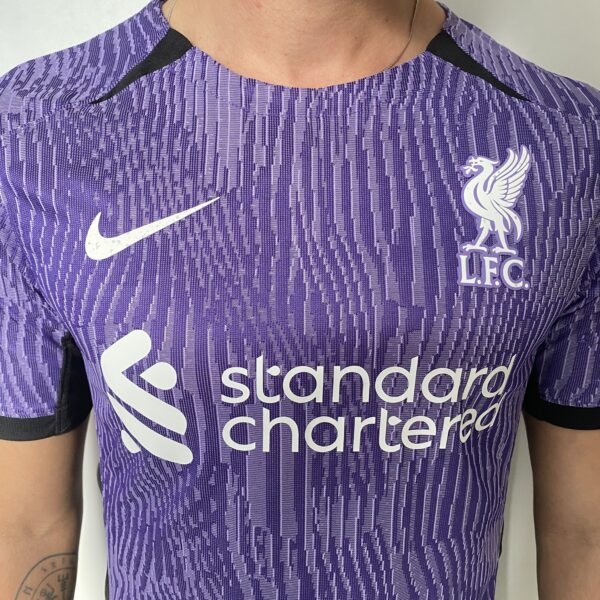 Camisa Liverpool Third 2024 Versão Jogador Roxa Nike - Imagem 2