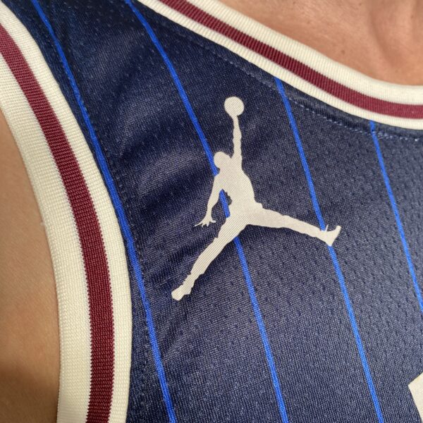 Kit Conjunto Camiseta Regata e Bermuda Short  Basquete NBA All-Star Game Time Leste 34 Giannis Antetokounmpo Statement Edition Jordan Azul 2024 - Imagem 3