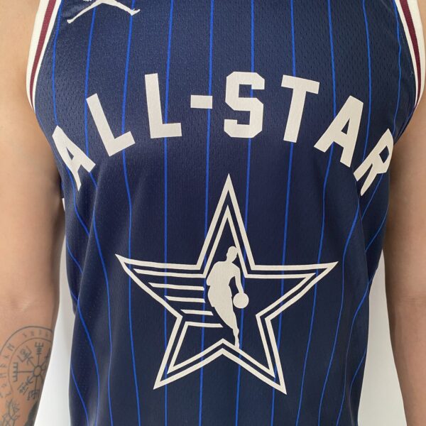 Kit Conjunto Camiseta Regata e Bermuda Short  Basquete NBA All-Star Game Time Leste 34 Giannis Antetokounmpo Statement Edition Jordan Azul 2024 - Imagem 4