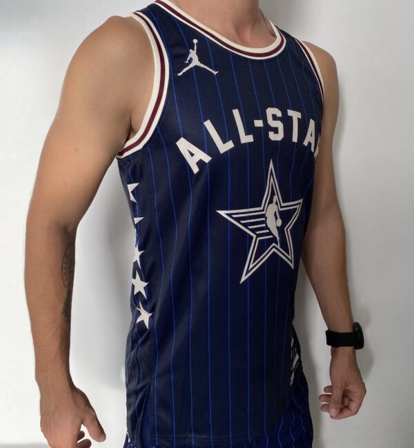 Kit Conjunto Camiseta Regata e Bermuda Short  Basquete NBA All-Star Game Time Leste 34 Giannis Antetokounmpo Statement Edition Jordan Azul 2024 - Imagem 7