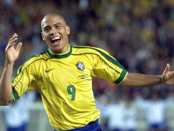 Camisa Retrô Clássica Seleção Brasileira Brasil – Ronaldo 9 – Nike Masculina – Amarela – 1998 - Imagem 16