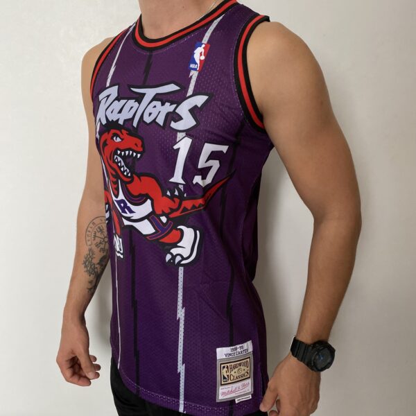 Camiseta Regata NBA Toronto Raptors 15 Carter Mitchell & Ness Roxa 1998/99 - Imagem 7