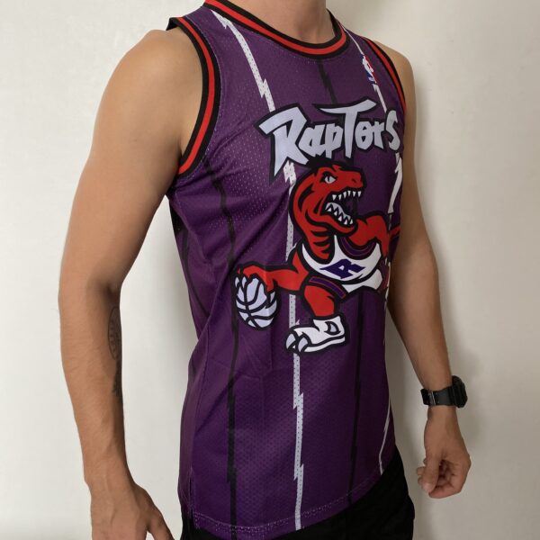 Camiseta Regata NBA Toronto Raptors 15 Carter Mitchell & Ness Roxa 1998/99 - Imagem 8