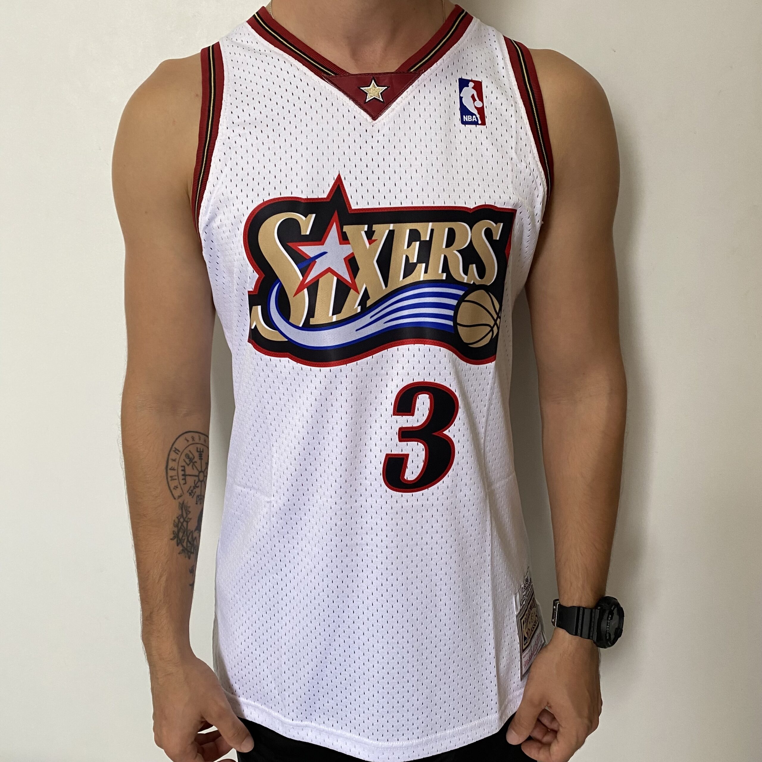 2024-08-02 16.02.41 Camiseta Regata Basquete NBA Philadelphia 76ers Sixers 3 Allen Iverson Mitchell & Ness Branca 1997/98 - Imagem 1