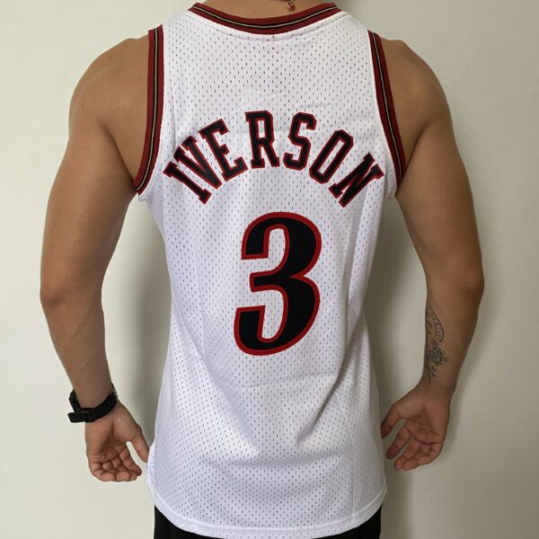 Camiseta Regata Basquete NBA Philadelphia 76ers Sixers 3 Allen Iverson Mitchell & Ness Branca 1997/98 - Imagem 11