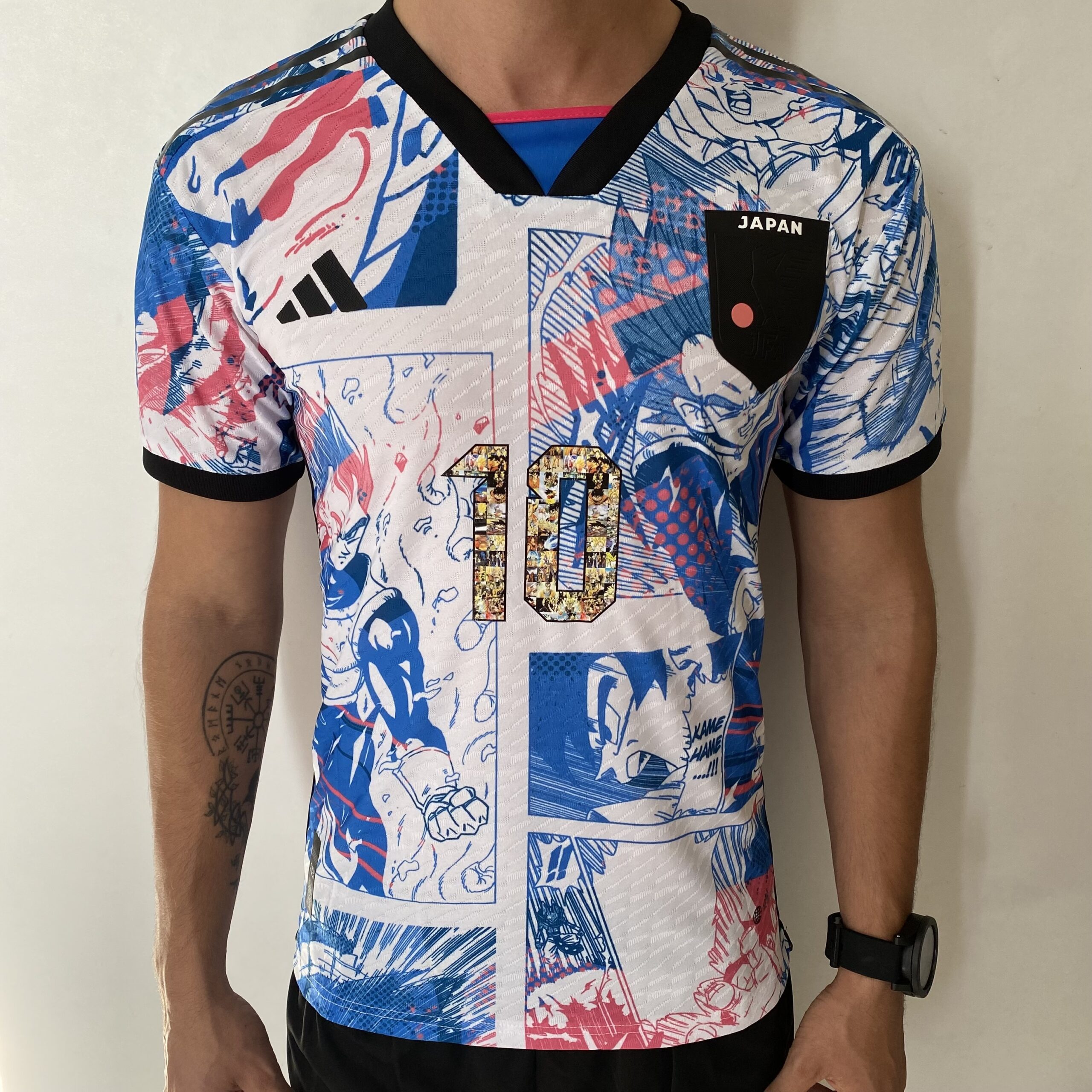 2024-07-04 14.53.57 Camisa Seleção Japão - Edição Especial Versão Anime - Dragon-Ball Z - Tsubasa 10 - Versão Jogador 2022/23 Adidas - Branca - Imagem 1