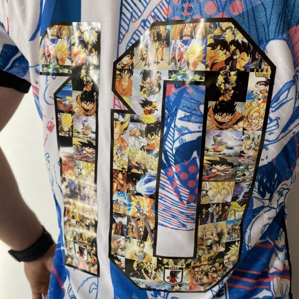 Camisa Seleção Japão - Edição Especial Versão Anime - Dragon-Ball Z - Tsubasa 10 - Versão Jogador 2022/23 Adidas - Branca - Imagem 16