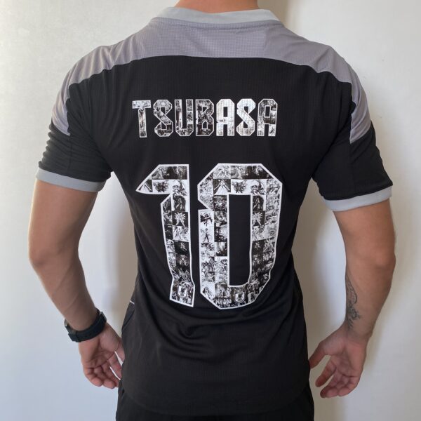 Camisa Seleção Japão - Edição Especial Versão Anime - Cavaleiros do Zodíaco - Tsubasa 10 - Versão Jogador 2022/23 Adidas - Preta - Imagem 16
