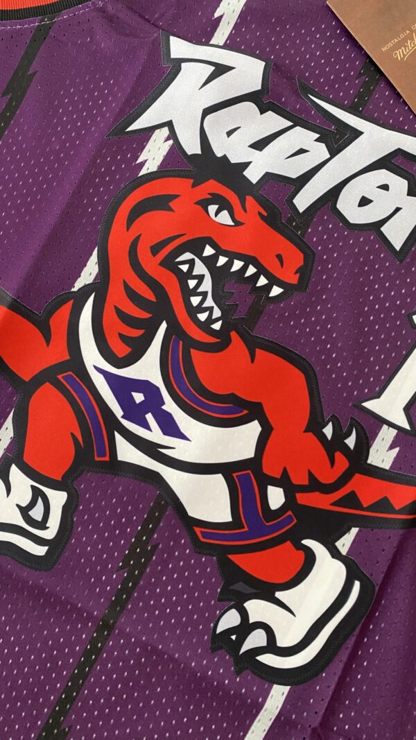 Camiseta Regata NBA Toronto Raptors 15 Carter Mitchell & Ness Roxa 1998/99 - Imagem 16