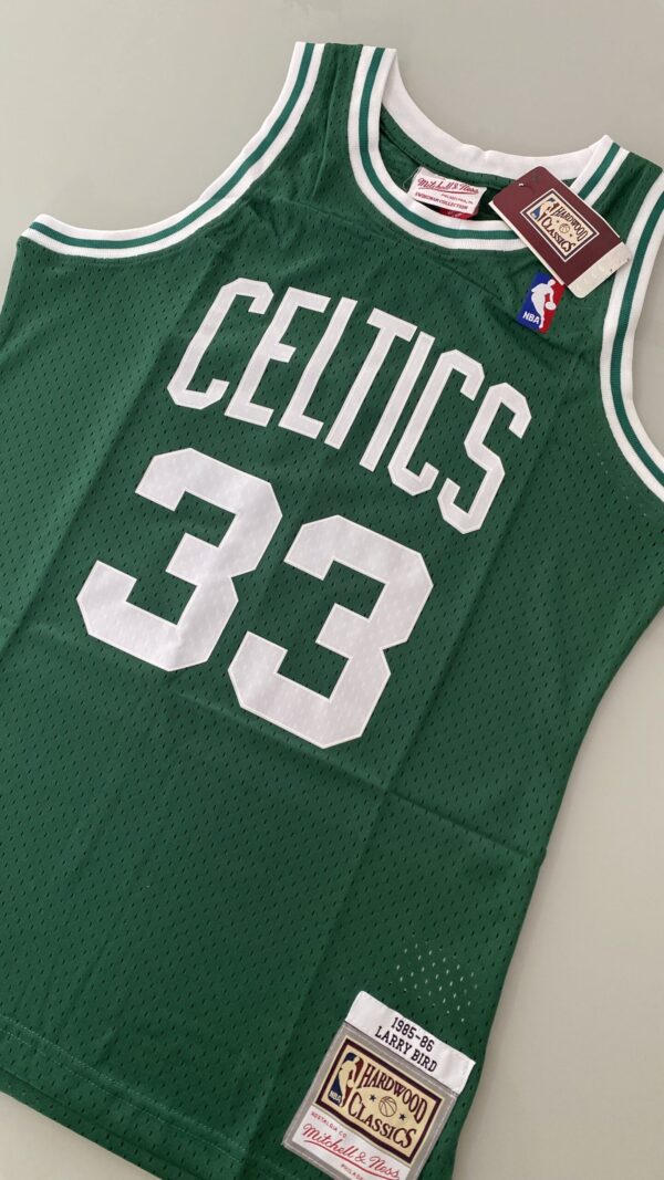Camiseta Regata Basquete NBA Boston Celtics 33 Larry Bird Mitchell & Ness Verde 1985/86 - Imagem 17