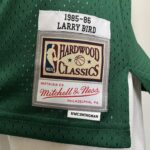 Camiseta Regata Basquete NBA Boston Celtics 33 Larry Bird Mitchell & Ness Verde 1985/86 - Imagem 12