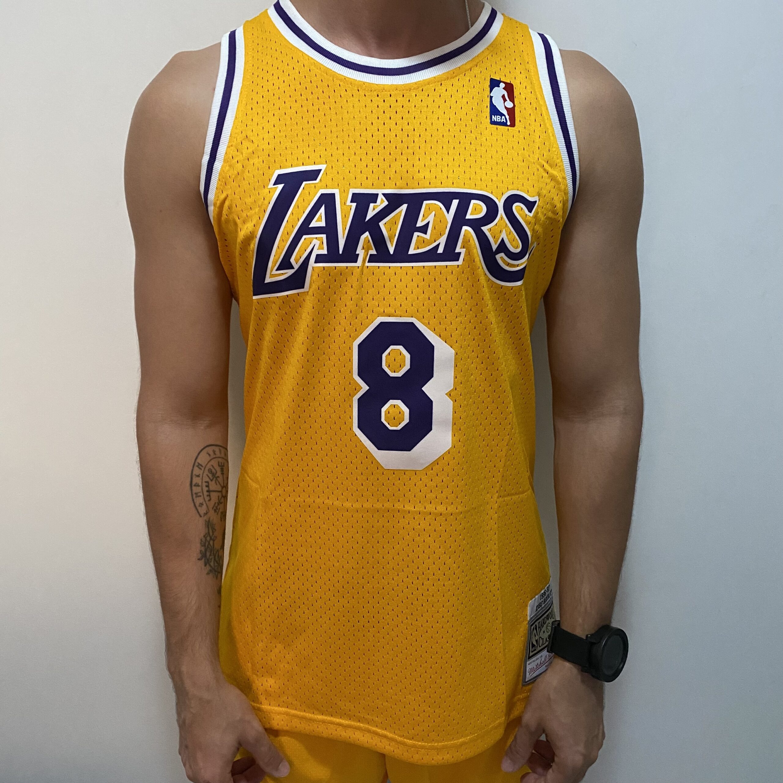 2024-07-31 17.31.22 Camiseta Regata Basquete NBA Los Angeles Lakers 8 Kobe Bryant Mitchell & Ness Amarela 1996/97 - Imagem 1