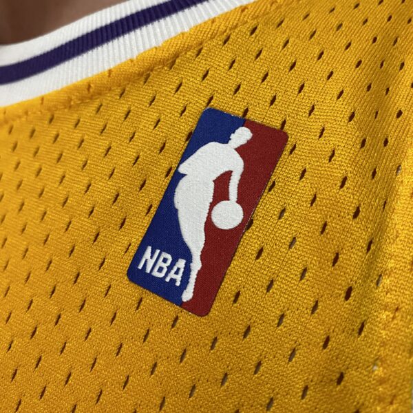 Camiseta Regata Basquete NBA Los Angeles Lakers 8 Kobe Bryant Mitchell & Ness Amarela 1996/97 - Imagem 4