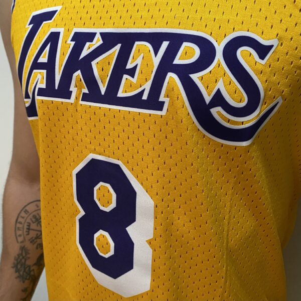 Camiseta Regata Basquete NBA Los Angeles Lakers 8 Kobe Bryant Mitchell & Ness Amarela 1996/97 - Imagem 5