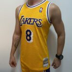 Camiseta Regata Basquete NBA Los Angeles Lakers 8 Kobe Bryant Mitchell & Ness Amarela 1996/97 - Imagem 8