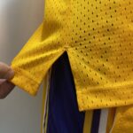 Camiseta Regata Basquete NBA Los Angeles Lakers 8 Kobe Bryant Mitchell & Ness Amarela 1996/97 - Imagem 12