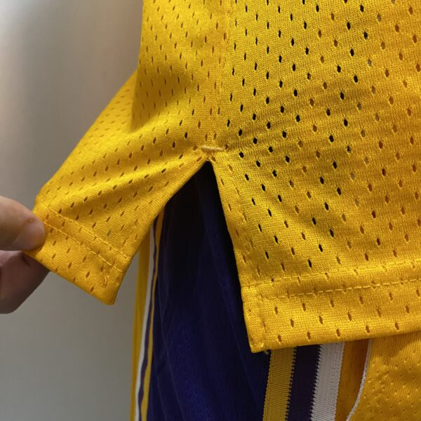 Camiseta Regata Basquete NBA Los Angeles Lakers 8 Kobe Bryant Mitchell & Ness Amarela 1996/97 - Imagem 12