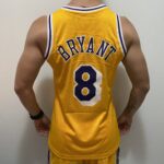 Camiseta Regata Basquete NBA Los Angeles Lakers 8 Kobe Bryant Mitchell & Ness Amarela 1996/97 - Imagem 13