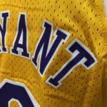Camiseta Regata Basquete NBA Los Angeles Lakers 8 Kobe Bryant Mitchell & Ness Amarela 1996/97 - Imagem 16