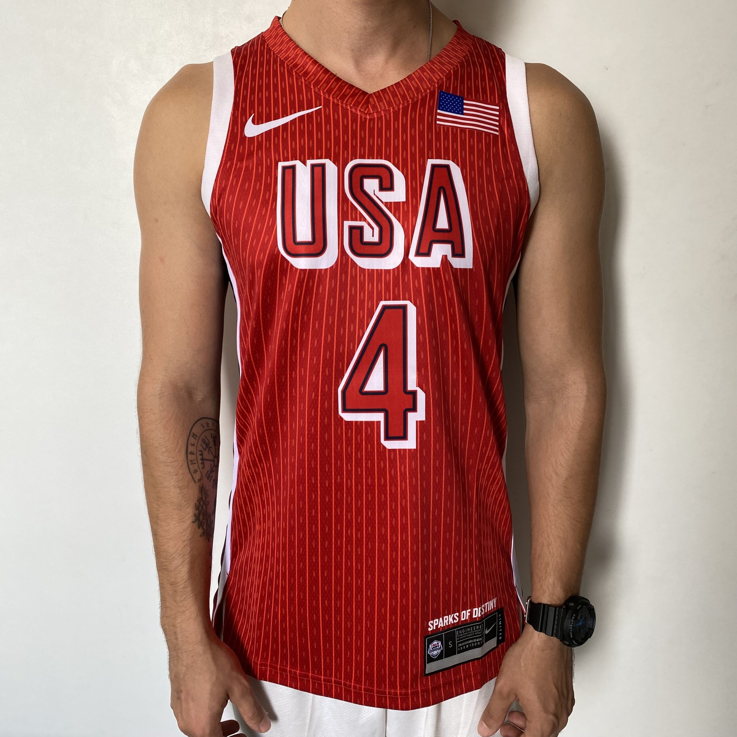 2024-08-13 10.33.48 Camiseta Regata Basquete USA EUA Seleção Estados Unidos Olimpíadas Paris 2024 Stephen Curry 4 Vermelha Nike - Imagem 1