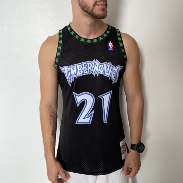 Camiseta Regata Basquete NBA Minnesota Timberwolves 21 Kevin Garnett 21 Mitchell & Ness Preta 1997/98 - Imagem 2