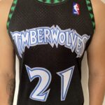 Camiseta Regata Basquete NBA Minnesota Timberwolves 21 Kevin Garnett 21 Mitchell & Ness Preta 1997/98 - Imagem 5