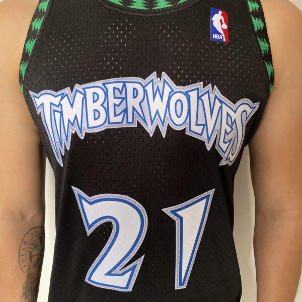 Camiseta Regata Basquete NBA Minnesota Timberwolves 21 Kevin Garnett 21 Mitchell & Ness Preta 1997/98 - Imagem 5