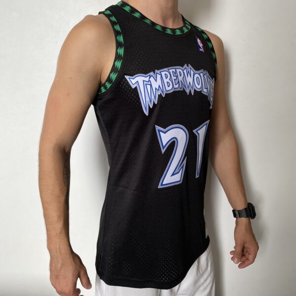 Camiseta Regata Basquete NBA Minnesota Timberwolves 21 Kevin Garnett 21 Mitchell & Ness Preta 1997/98 - Imagem 9