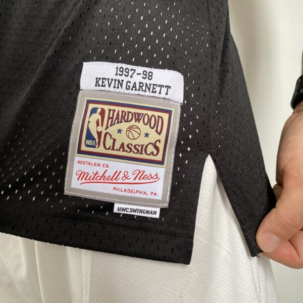 Camiseta Regata Basquete NBA Minnesota Timberwolves 21 Kevin Garnett 21 Mitchell & Ness Preta 1997/98 - Imagem 10