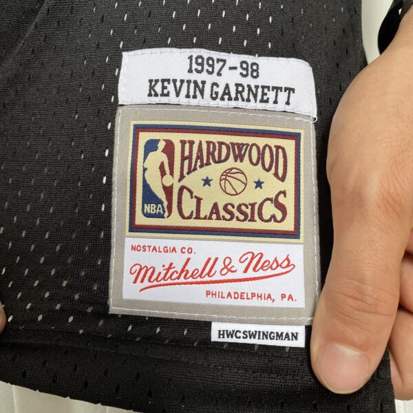 Camiseta Regata Basquete NBA Minnesota Timberwolves 21 Kevin Garnett 21 Mitchell & Ness Preta 1997/98 - Imagem 11
