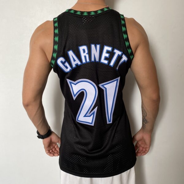 Camiseta Regata Basquete NBA Minnesota Timberwolves 21 Kevin Garnett 21 Mitchell & Ness Preta 1997/98 - Imagem 12