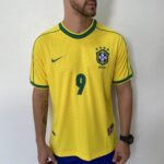 Camisa Retrô Clássica Seleção Brasileira Brasil – Ronaldo 9 – Nike Masculina – Amarela – 1998 - Imagem 2