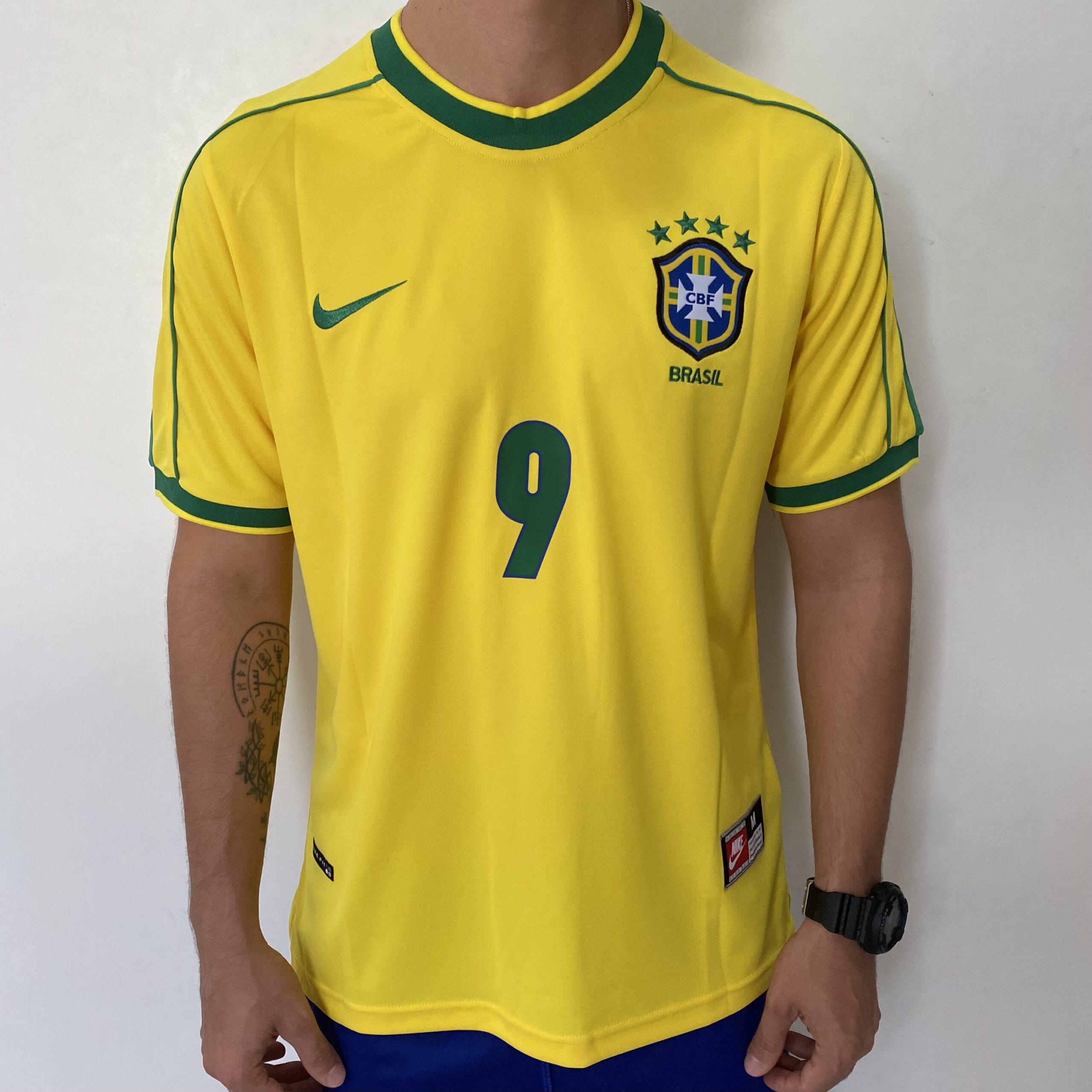 2024-09-06 15.50.44 Camisa Retrô Clássica Seleção Brasileira Brasil – Ronaldo 9 – Nike Masculina – Amarela – 1998 - Imagem 1